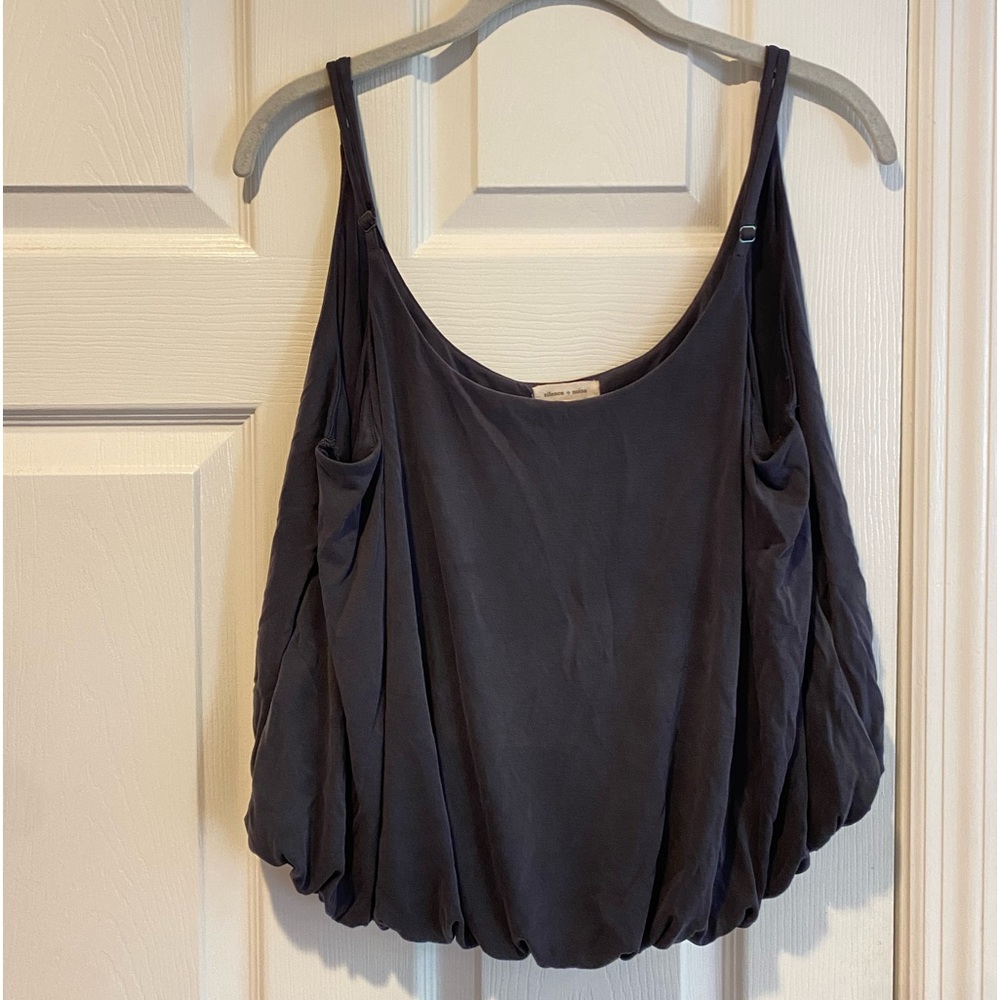 Tank with bottom cuff